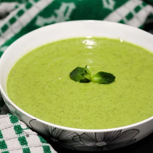 Sopa de brócoli, guisantes y menta