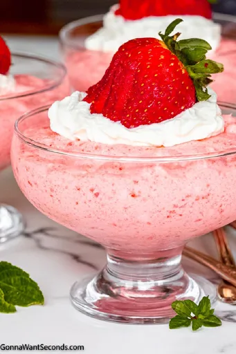 Postre esponjoso de fresa