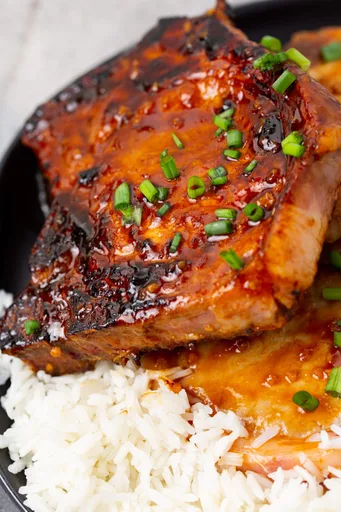 Chuletas de cerdo glaseadas con salsa hoisin al estilo asiático