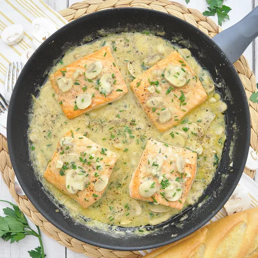 Salmón con salsa cremosa de champiñones