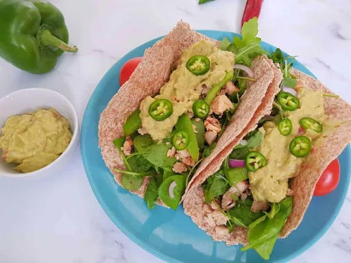 Tacos de muslo de pollo desmenuzado