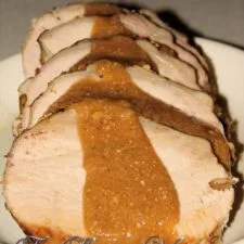 Lomo de cerdo en olla de cocción lenta con salsa de manzanas y cebolla