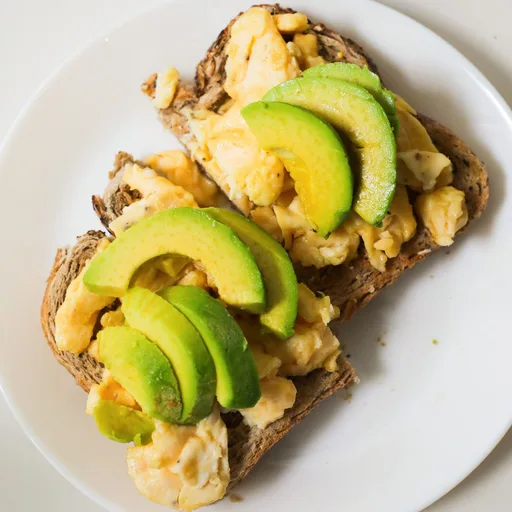 Tostada con aguacate y huevos revueltos