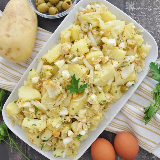 Ensalada de patatas al estilo de Cádiz con huevo y atún