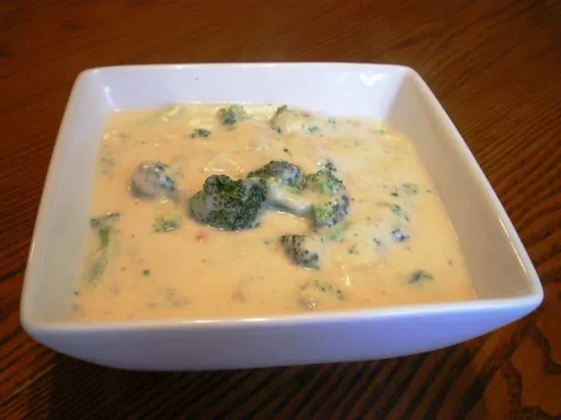 Sopa de brócoli y queso cheddar