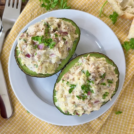 Aguacates rellenos de ensalada de atún