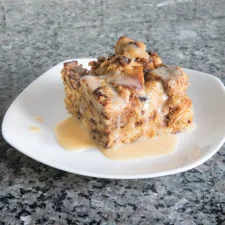Pudin de pan decadente de naranja y arándanos rojos