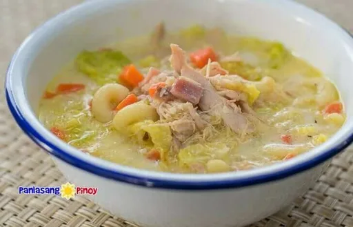 Sopas de Macarrones con Pollo al Estilo Filipino