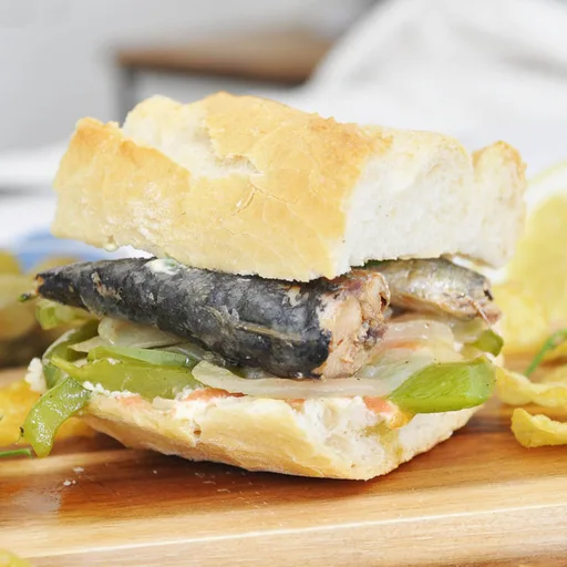 El famoso bocadillo de sardinas de España