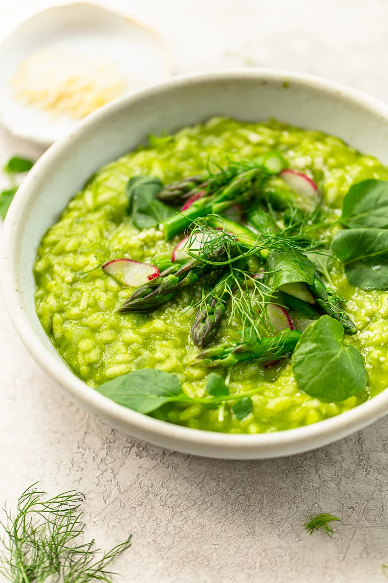 Risotto de espárragos frescos al estilo italiano