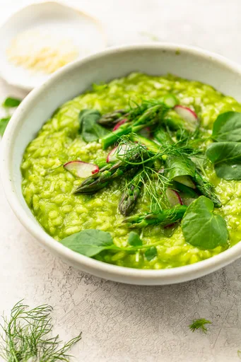 Risotto de espárragos frescos al estilo italiano