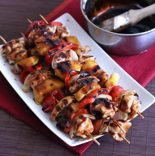 Brochetas de pollo teriyaki con piña