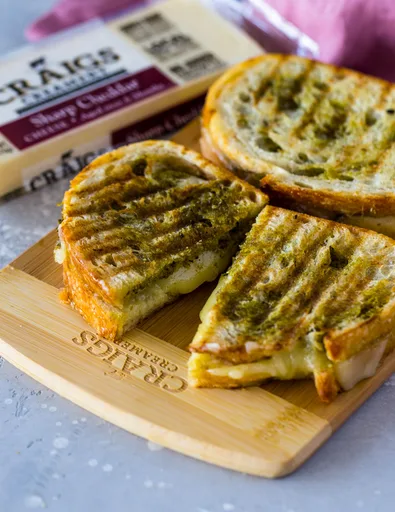Paninis Fundidos de Cheddar y Pesto