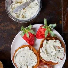 Queso Crema Fácil con Ajo y Cebollino: Por Qué Nunca Volverás a Comprar el Tarrito
