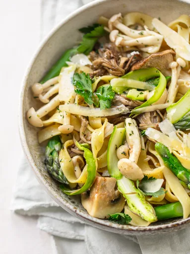 Pasta con espárragos y champiñones