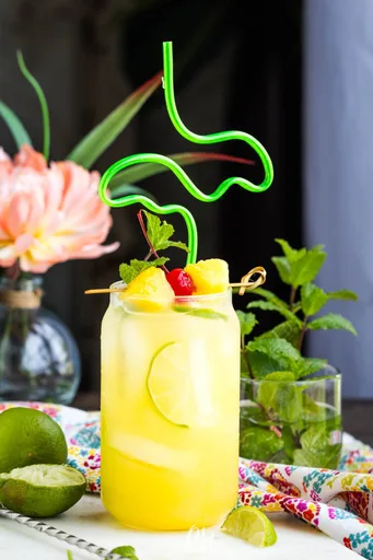 Ponche de ron y piña