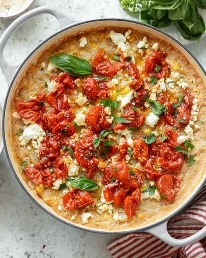 Sartén de polenta horneada con tomates jugosos