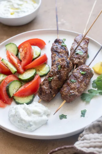 Brochetas de kofta de cordero a la parrilla