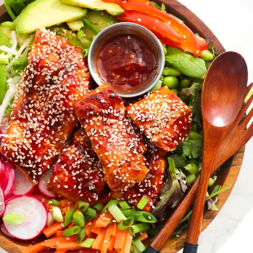 Bol de ensalada de salmón Firecracker