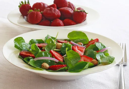 Ensalada de berros con fresas y avellanas