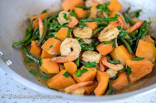 Ginisang Sitaw at Kalabasa con camarones