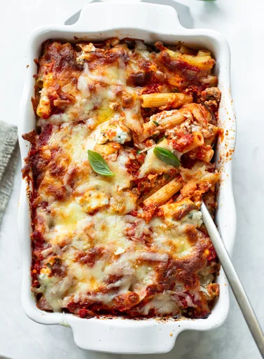 Ziti al horno con salchicha desmenuzada y ricotta