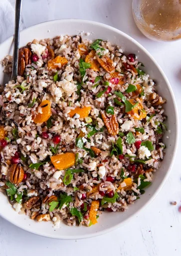 Ensalada de arroz salvaje con naranja y granada
