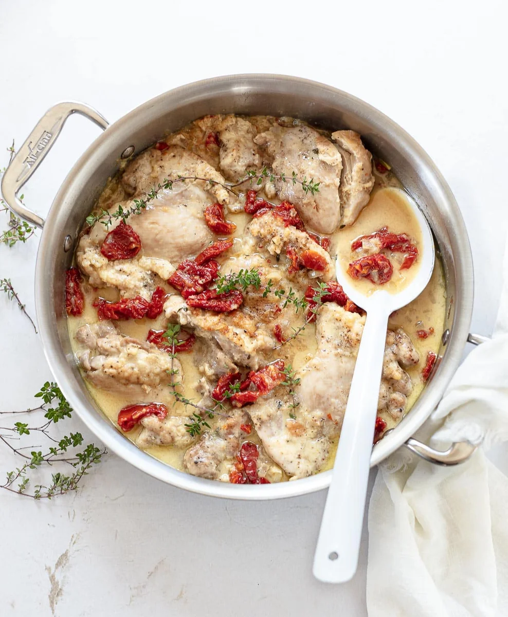 Sobrecoxas de frango ensopadas com creme e tomates secos
