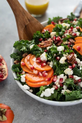Ensalada Navideña con Col Rizada, Caqui y Granada