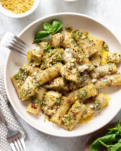 Pasta con pollo al pesto (Cena rápida de despensa)