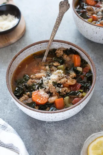 Sopa de salchicha italiana y col rizada