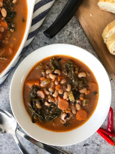 Sopa de judías carillas con col rizada