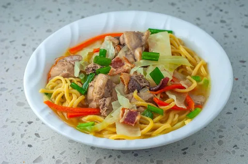 Sopa de fideos con pollo filipina