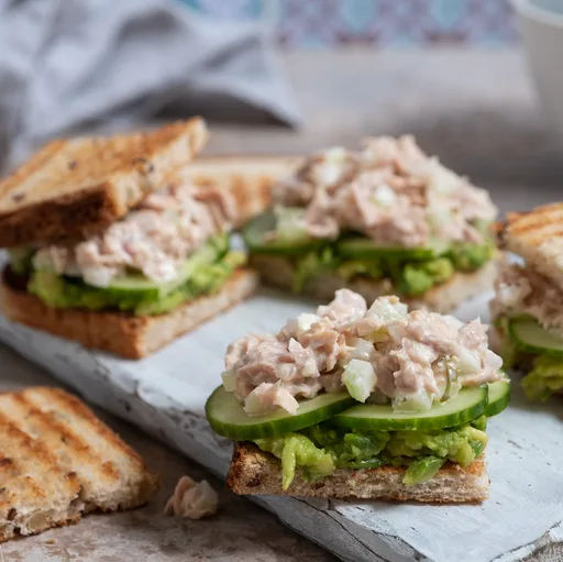 Sándwiches de atún con aguacate y pepino