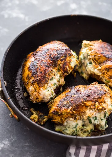 Pollo relleno de espinacas y queso crema (bajo en carbohidratos, ceto)