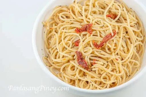 Espaguetis sencillos con tomates secos y albahaca