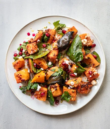 Ensalada picante de calabaza butternut con feta y granada