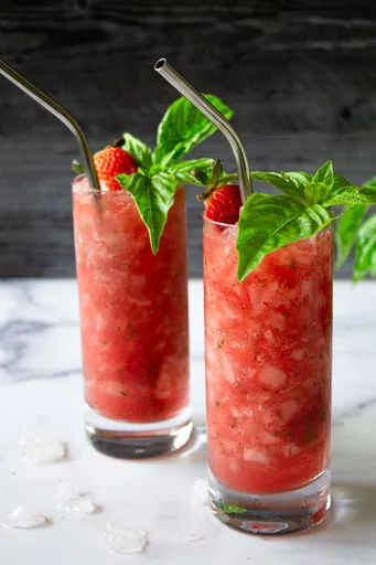 Mojito de fresa y albahaca