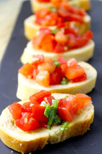 Bruschette con tomate y albahaca
