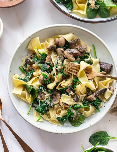 Pasta con champiñones y espinacas con chalotas