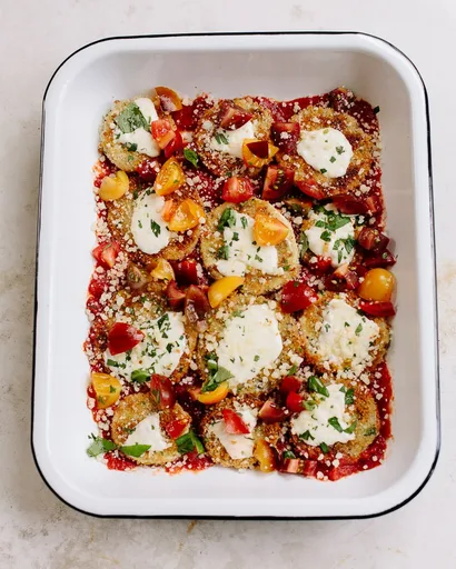 Berenjenas a la parmesana al horno sin freír con tomates frescos