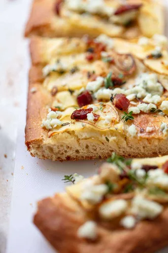 Focaccia de patata con panceta y queso azul