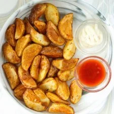Quartiers de pommes de terre à la friteuse à air