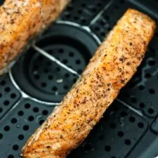 Filetes de salmón en freidora de aire