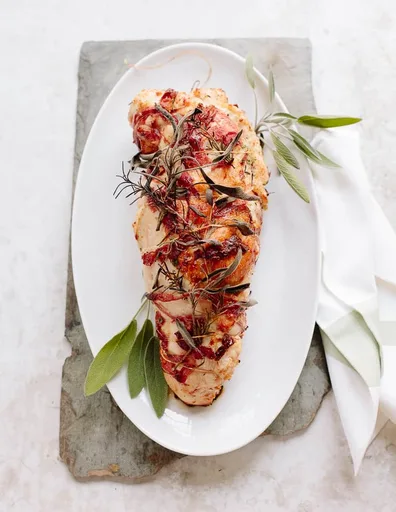 Pechuga de pavo rellena deshuesada con relleno de brioche