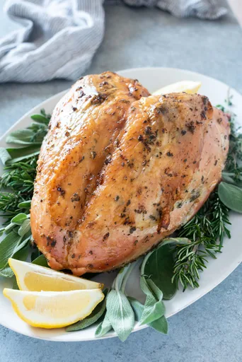 Pechuga de pavo asada al horno con hierbas y ajo
