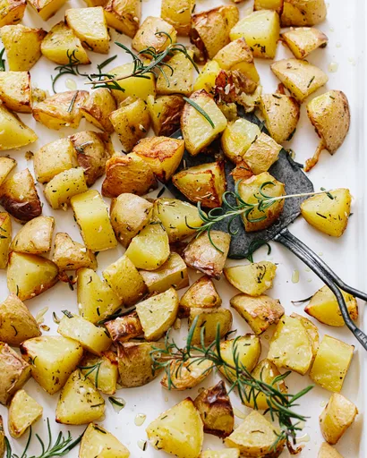 Patatas asadas crujientes con romero y ajo