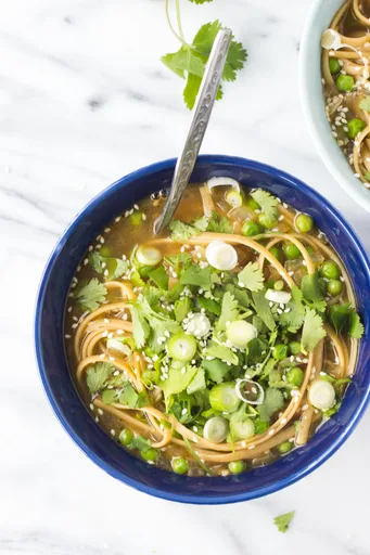 Sopa de fideos de inspiración asiática en 15 minutos