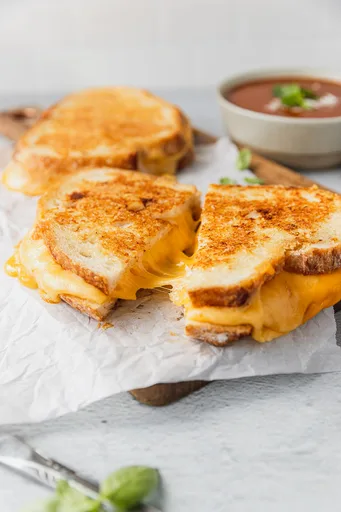 Sándwich de queso fundido al ajo con 4 quesos