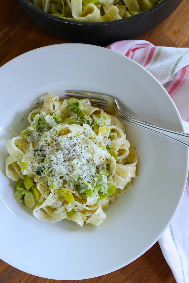 Fettuccine con ajo porro y crema